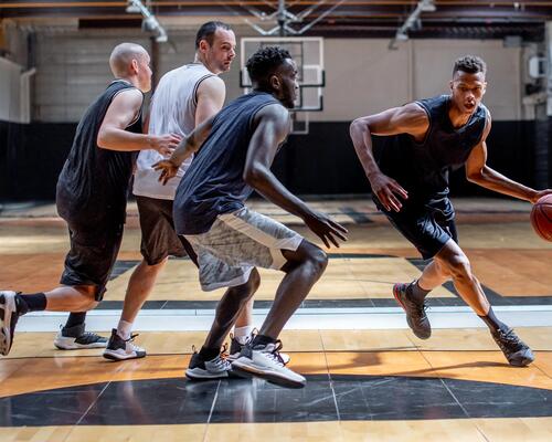 poser utiliser défendre sur un écran au basket