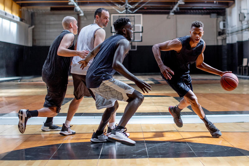 Poser, utiliser et défendre sur un écran au basketball
