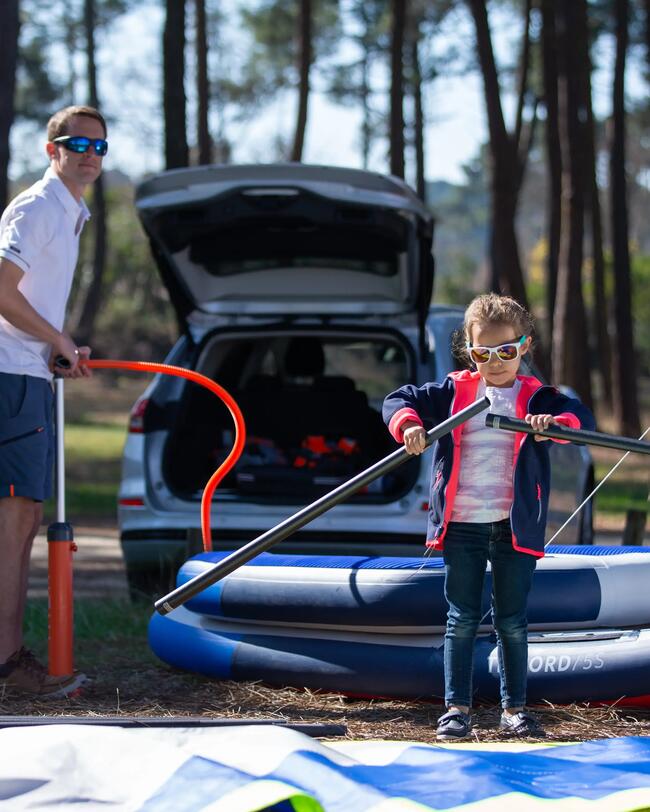 un homme et une fille montant le bateau dériveur gonflable 5S de tribord