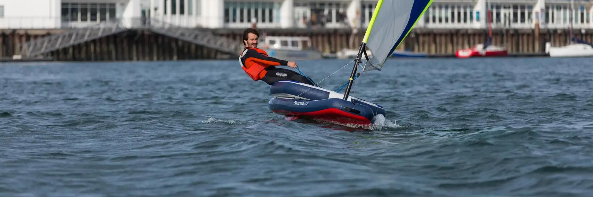 Mężczyzna trenujący windsurfing podczas wiatru termicznego