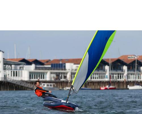 un homme naviguant sur le dériveur gonflable 5S Tribord