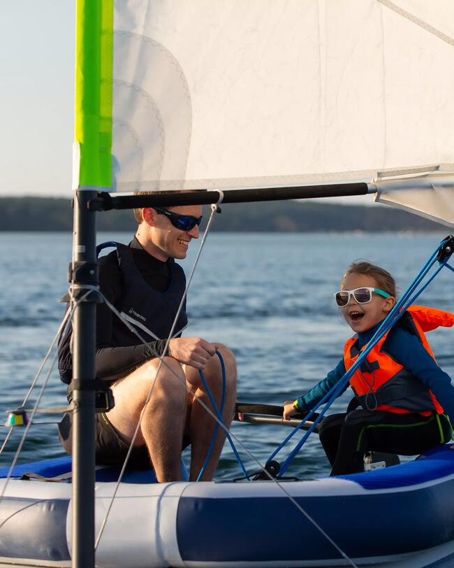 een man en een meisje varen in de opblaasbare zwaardboot 5S van Tribord
