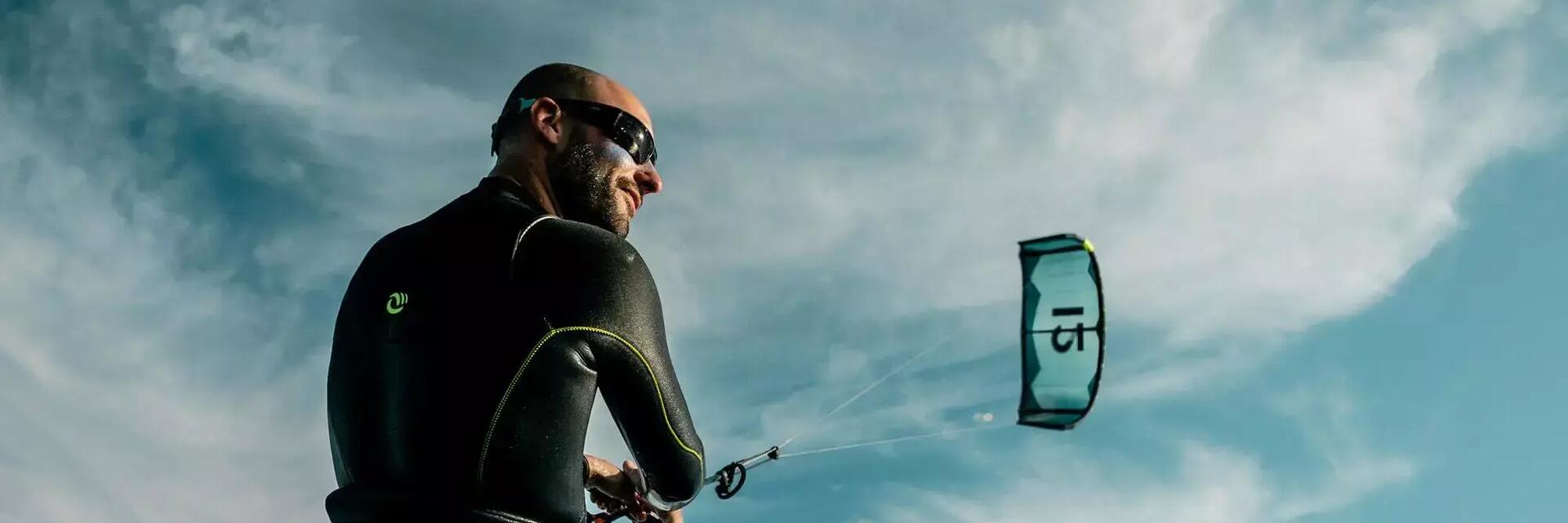 Mężczyzna pływający na kitesurfingu
