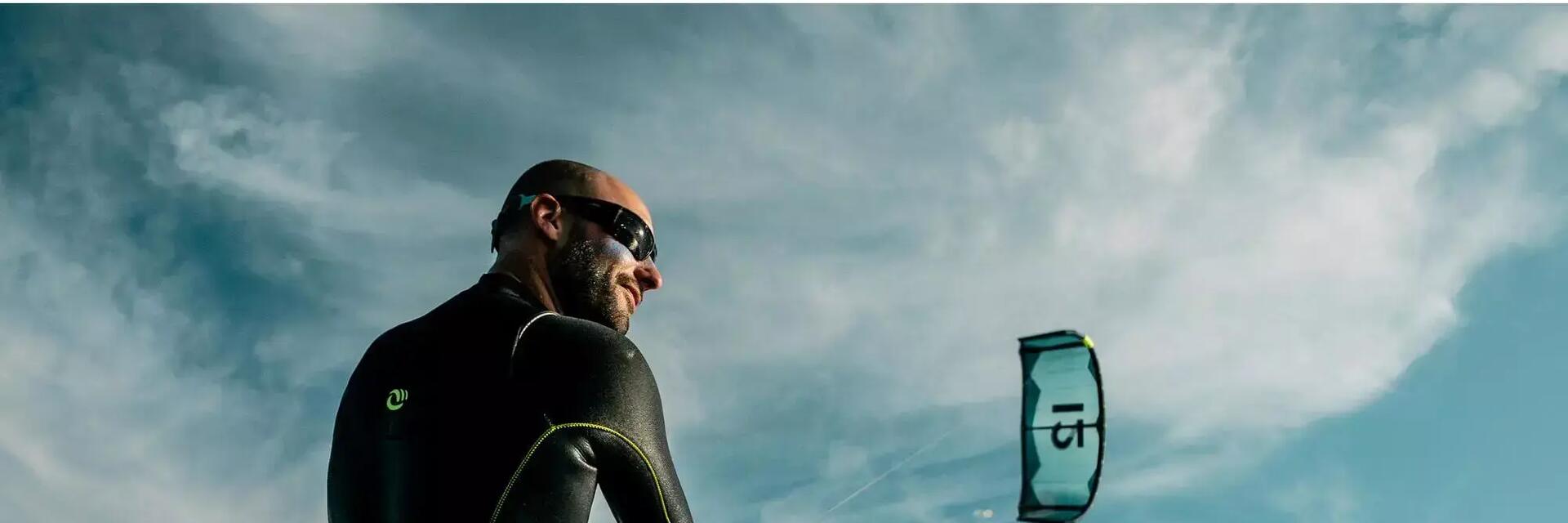 Mężczyzna pływający na kitesurfingu