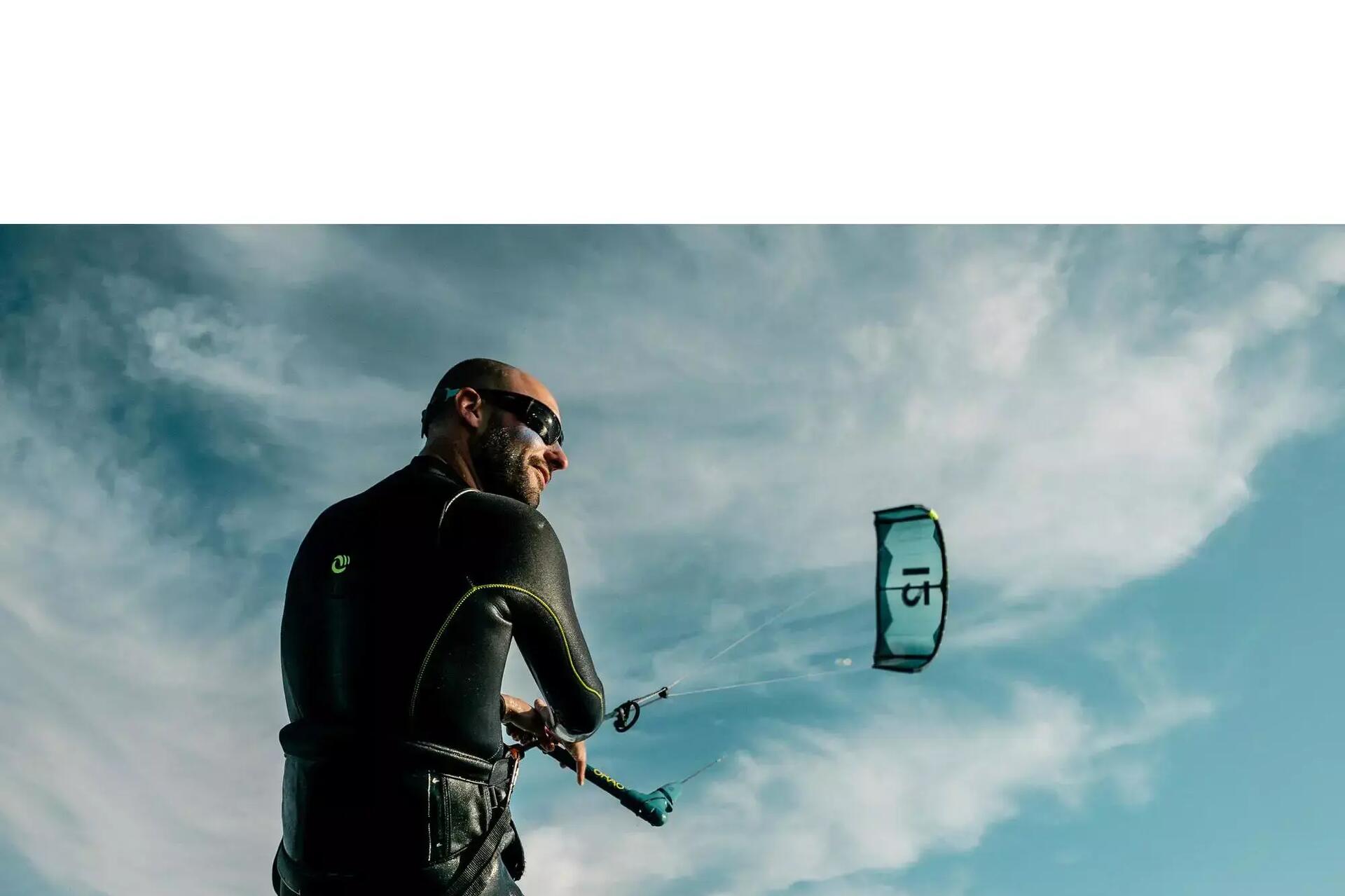 Osoba pływająca na kitesurfingu