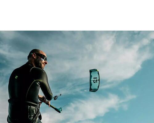 Mężczyzna pływający na kitesurfingu