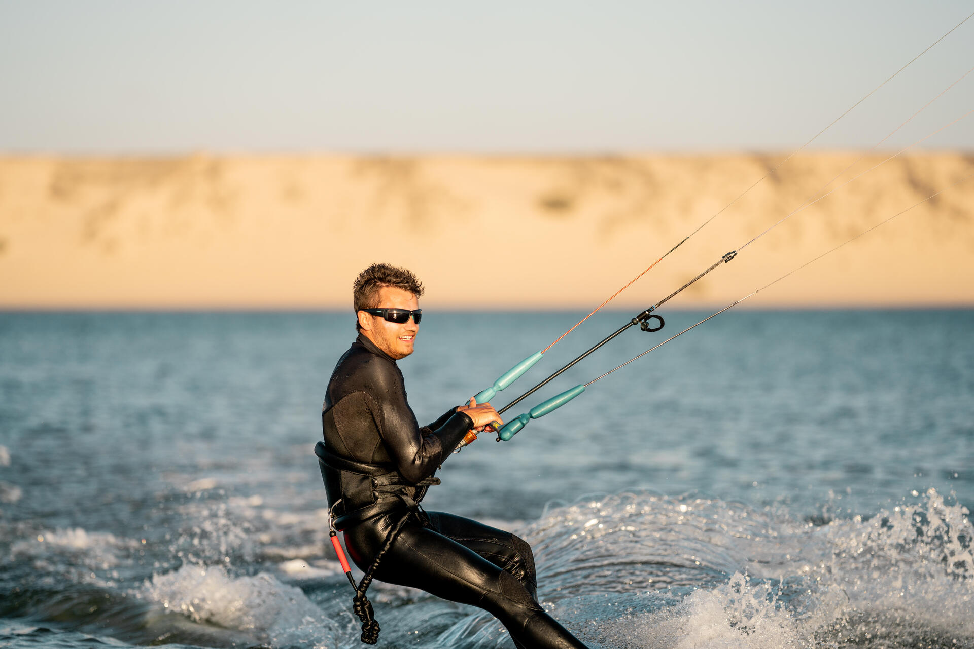 Mężczyzna pływający na kitesurfingu