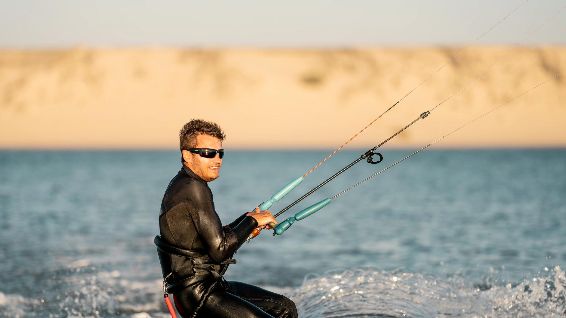 anna test het kitesurfen uit 