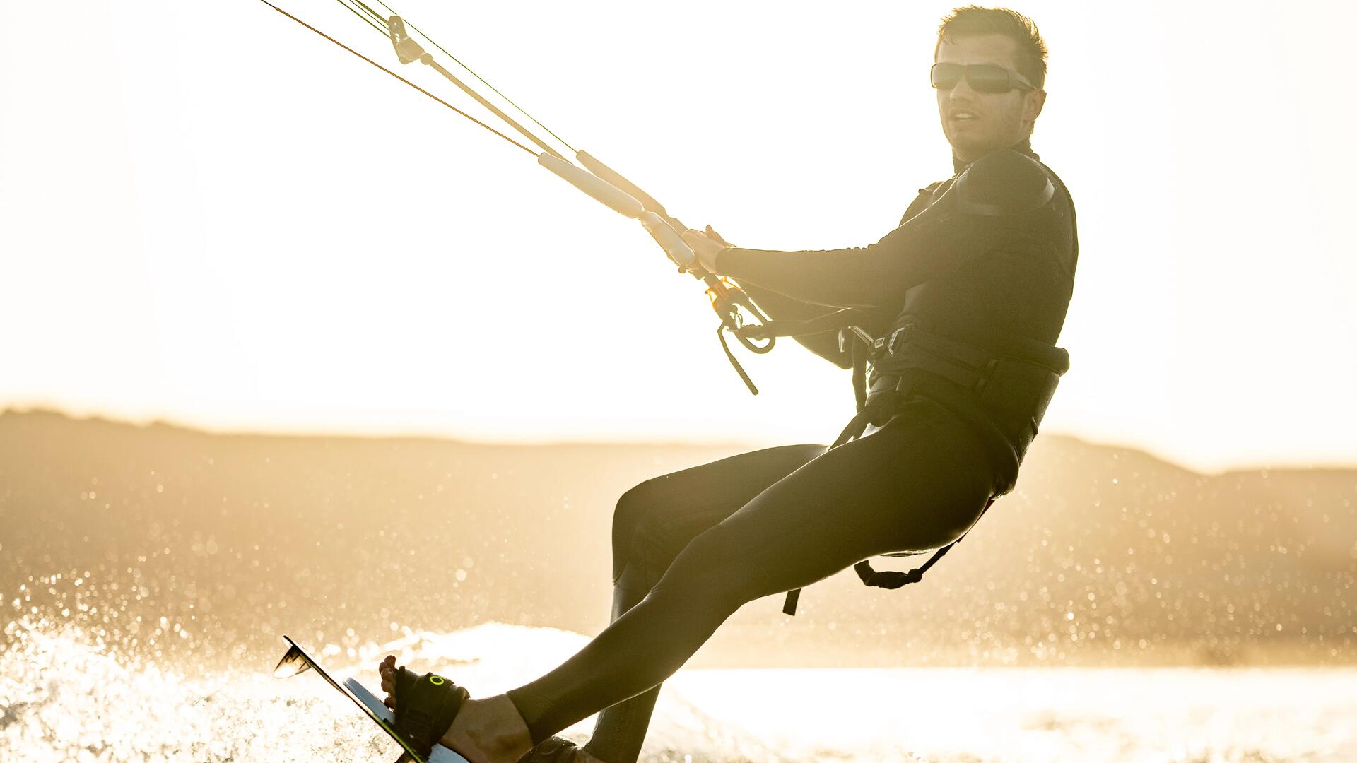 Mężczyzna pływający na kitesurfingu