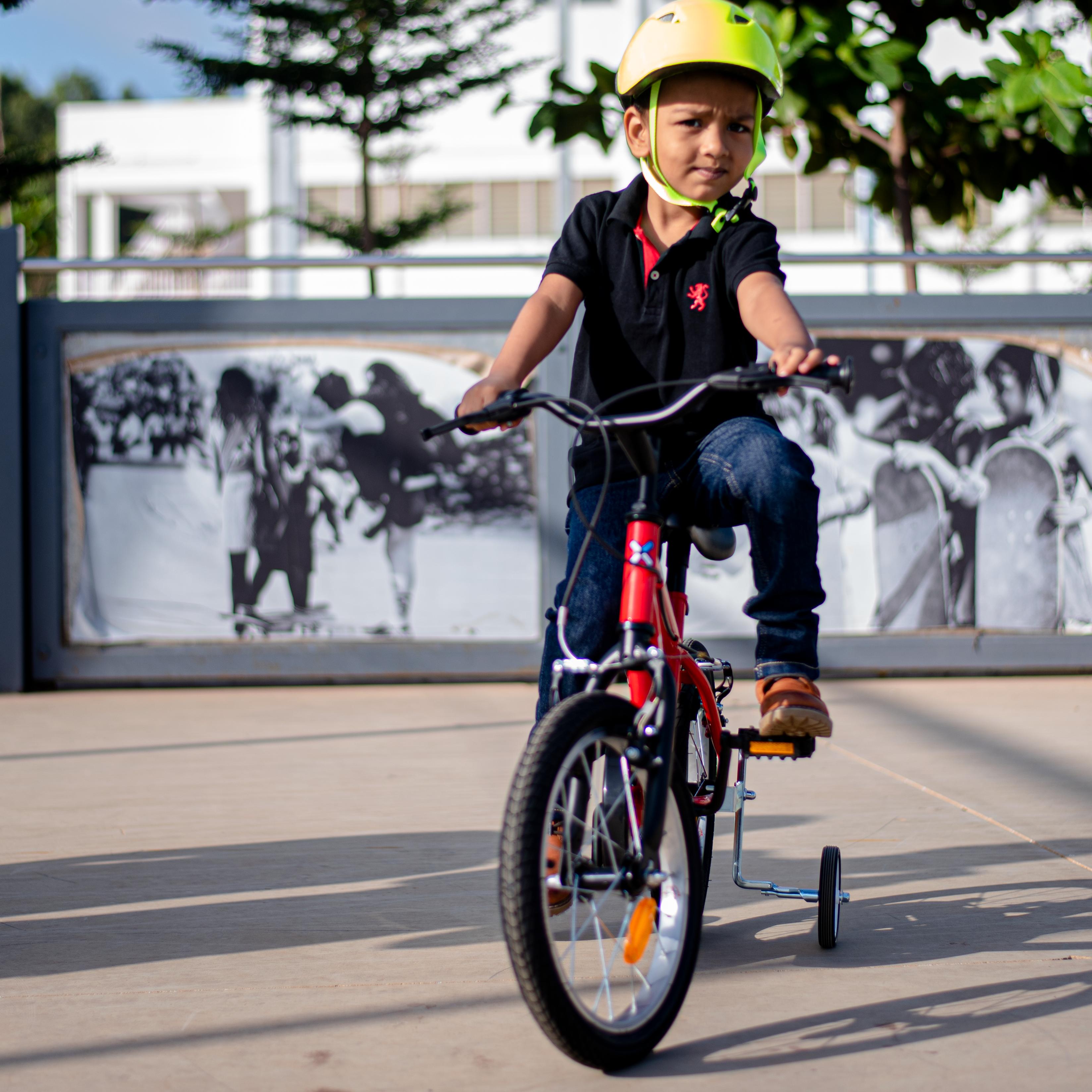 KIDS CYCLE  4 - 6 YEARS 16 INCH  ROBOT RED