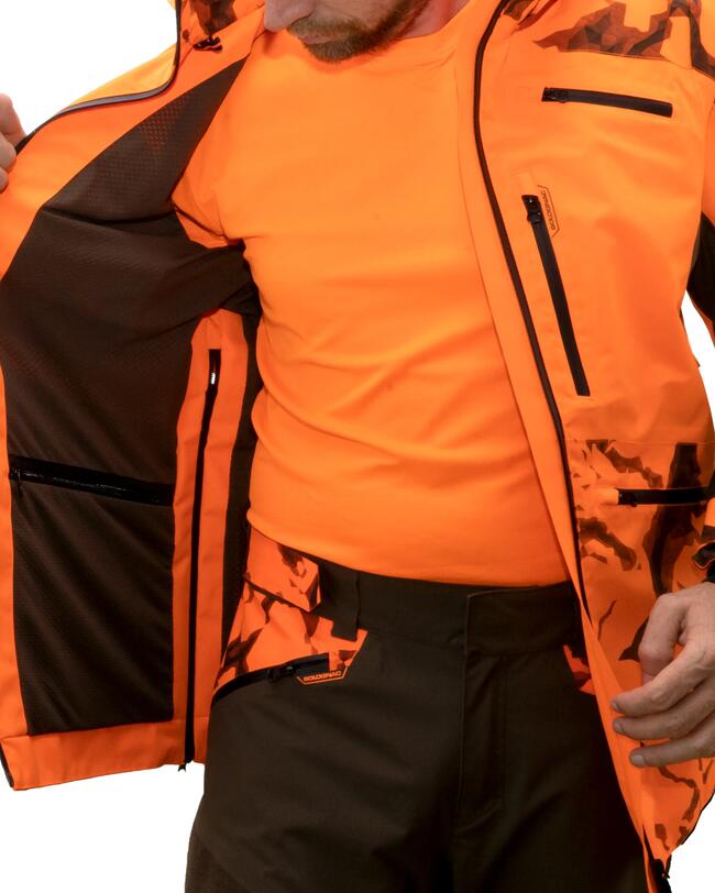 Model zeigt das Innenfutter der Jacke