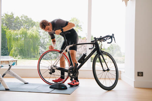 Hogyan rögzítsd a kerékpárodat az edzőgörgőbe? 