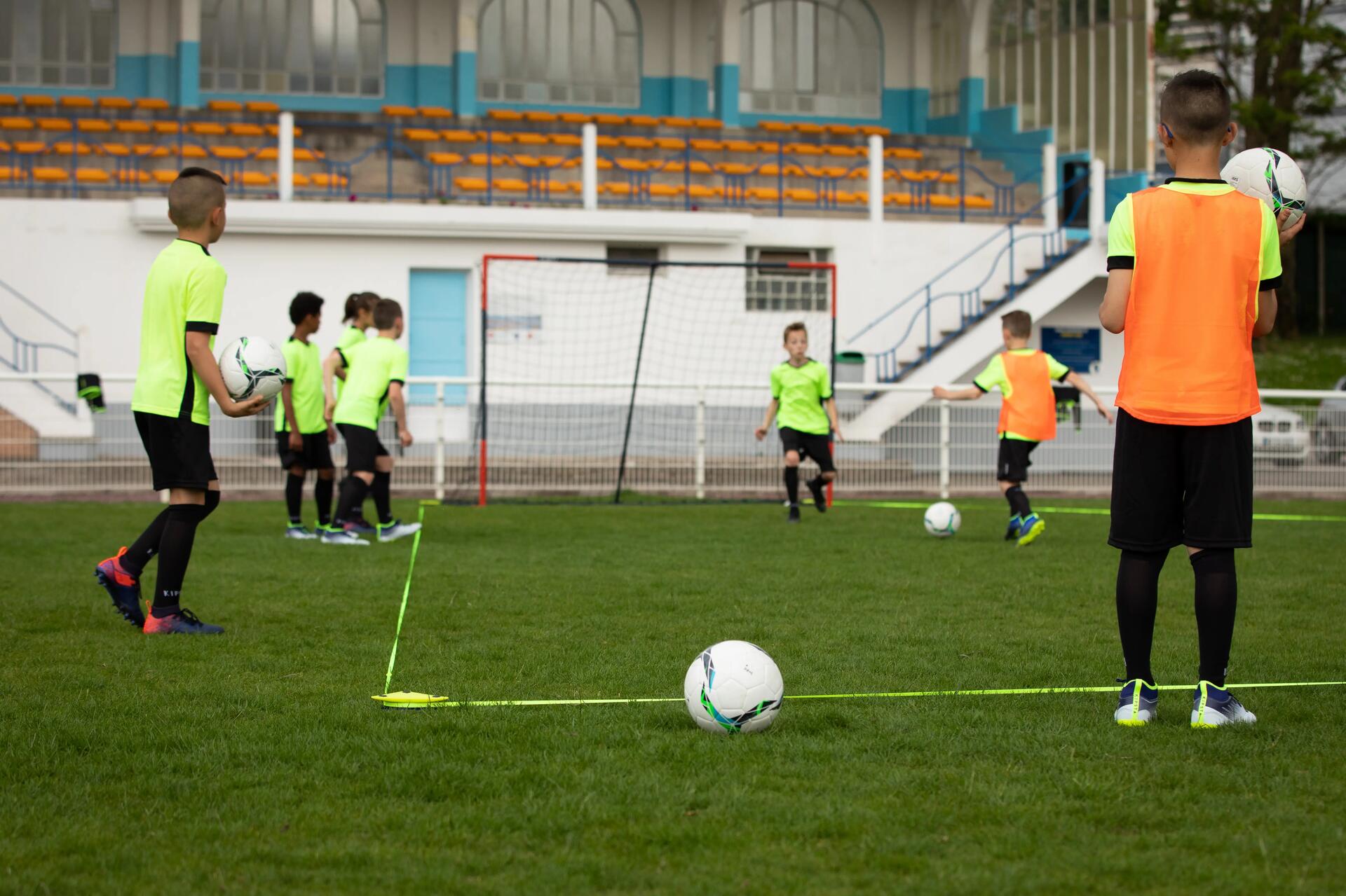 Voetbaltraining met kinderen
