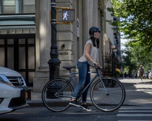 Femme à vélo en ville 