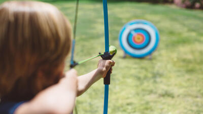 Panier de basket pour enfants avec jeu de flechet, balles collantes 2 en 1  et mini