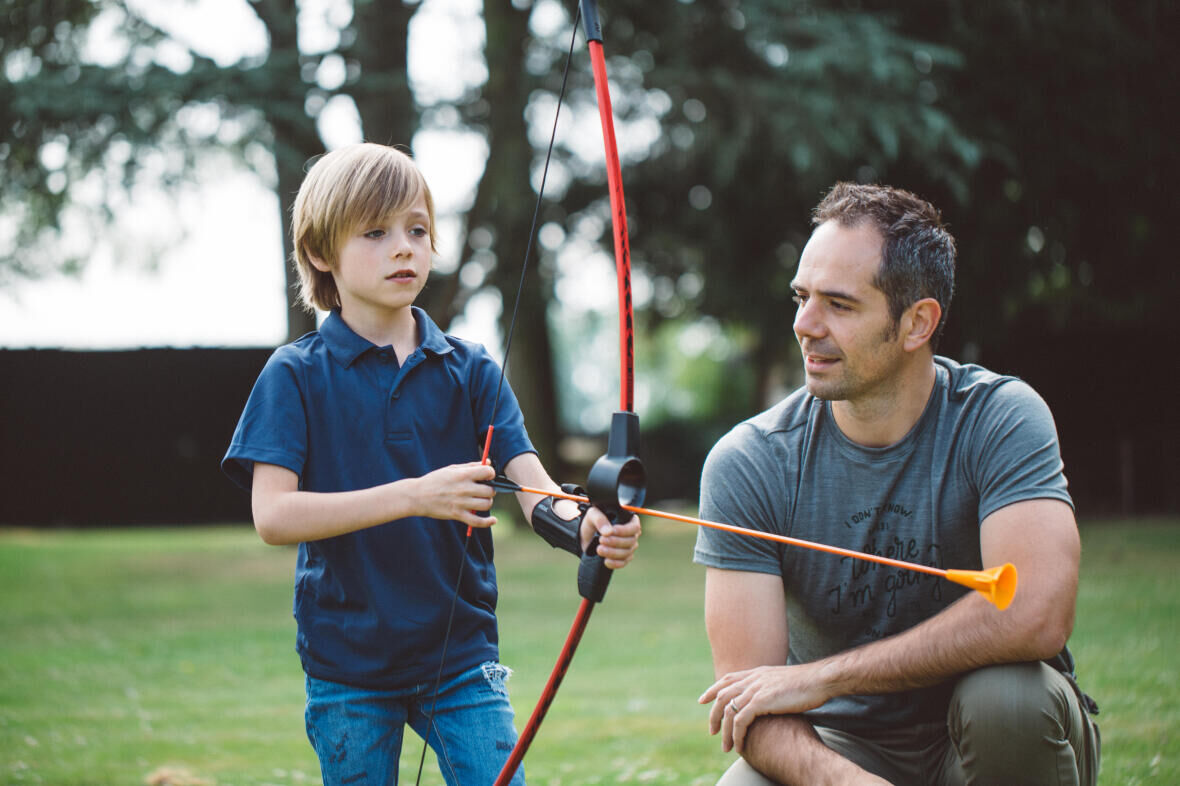 pai e filho a jogar tiro com arco