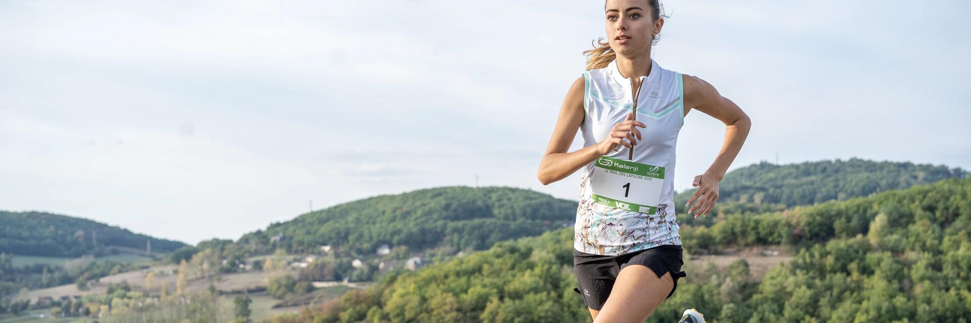 Kobieta biegnąca w 4 godzinnym maratonie