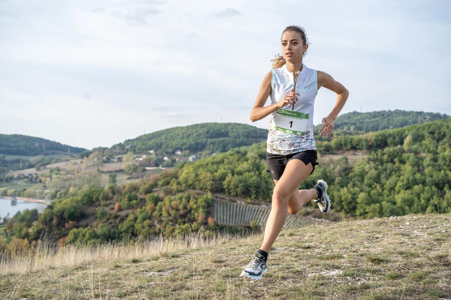 Kobieta w stroju sportowym biegnąca w zawodach