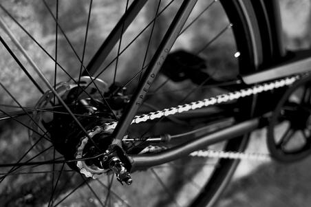 Crni gradski bicikl Elops Speed 920 
