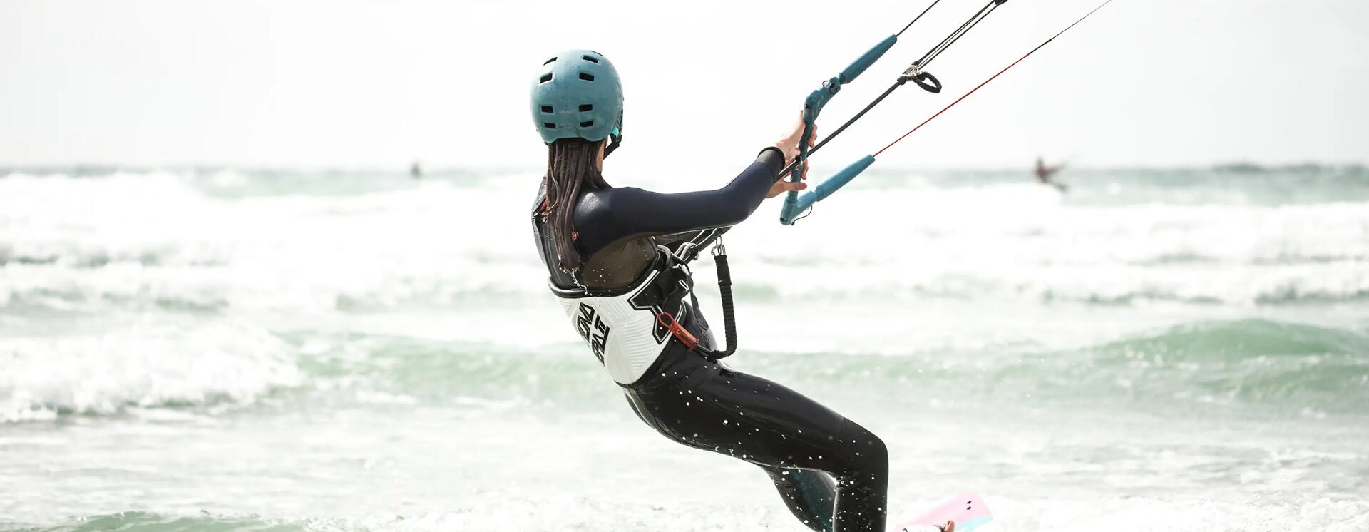 kobieta na kitesurfingu