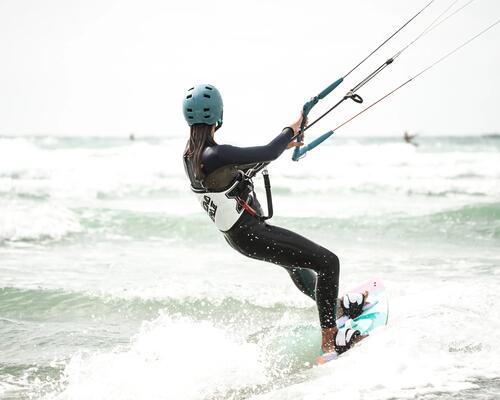 kobieta na kitesurfingu