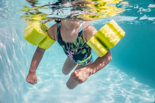 Brassards Piscine Enfant 15 30 Kg En Mousse Verte Avec Sangle Elastique Pour Les Clubs Et Collectivites Decathlon Pro