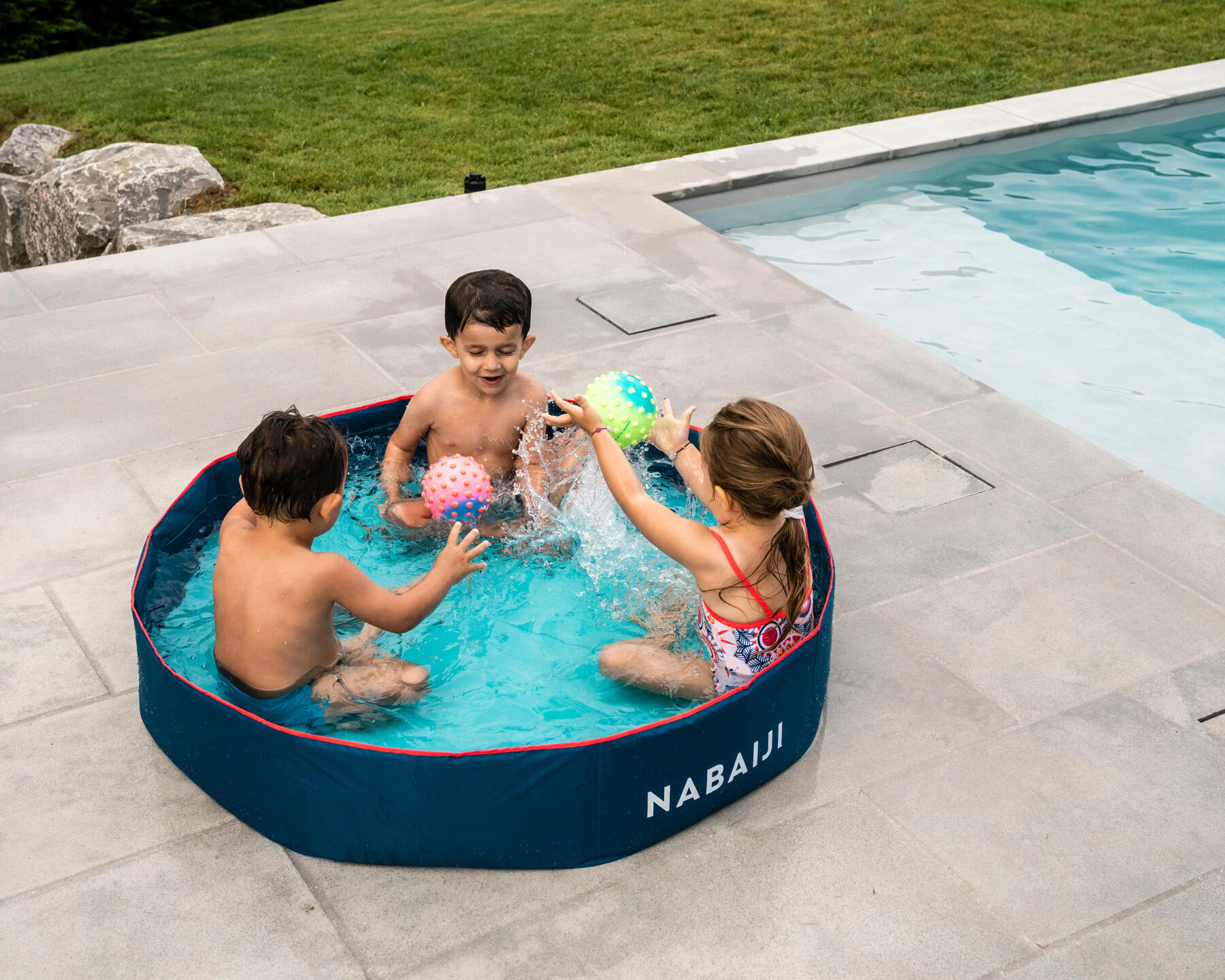 Piscine gonflable pour mettre des boules pour les enfants et les animations  d'enfants