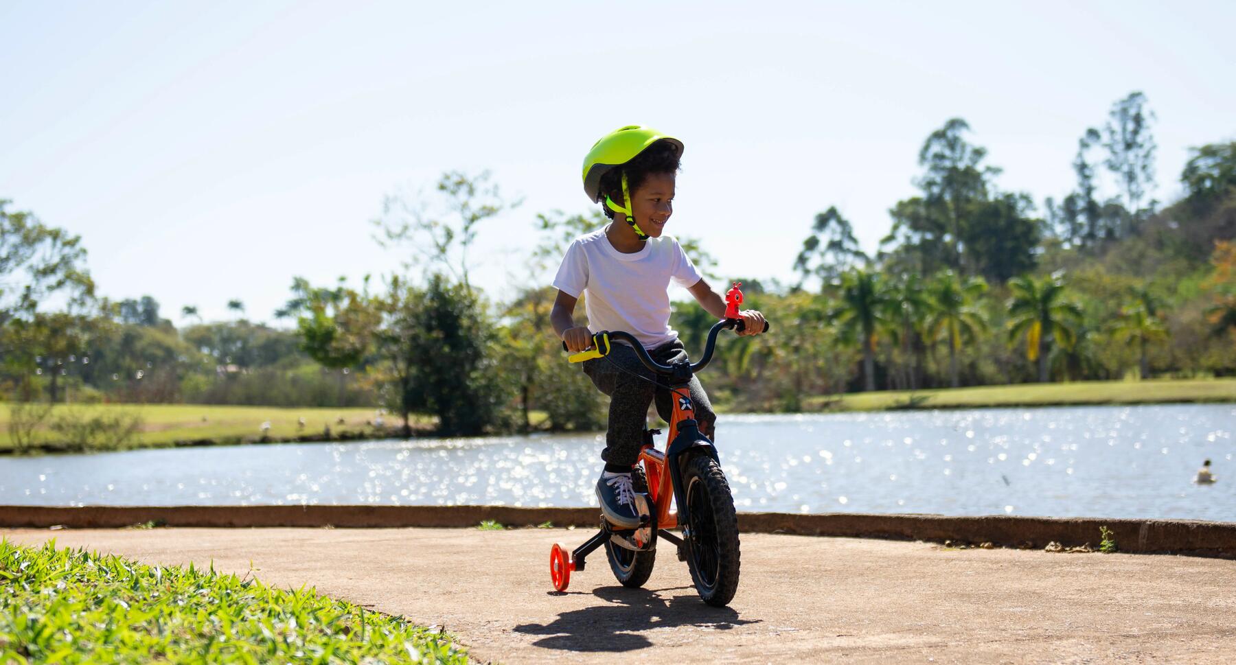 Erfahre hier, wie du deinem Kind das Fahrradfahren beibringen kannst! Alle nützlichen Tipps und Tricks, hier.