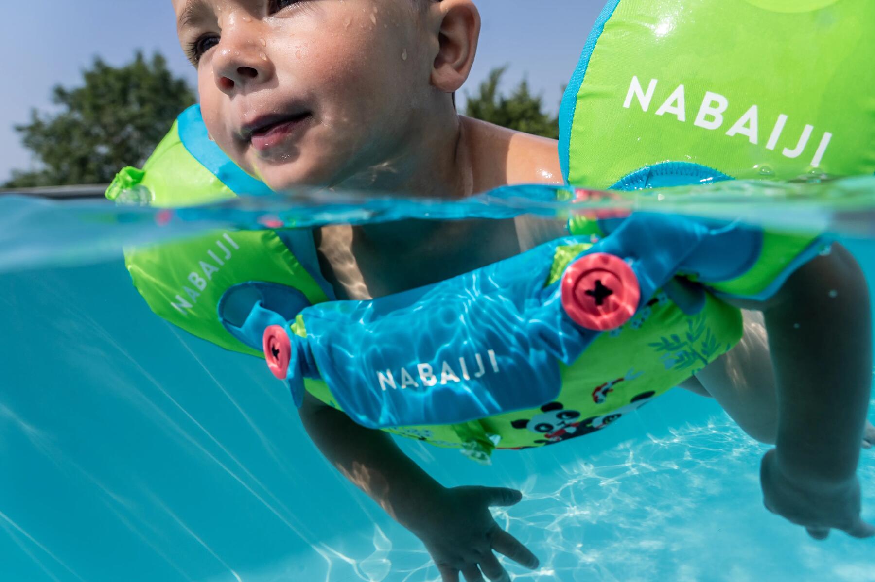Ein Kind schwimmt alleine in einem Planschbecken