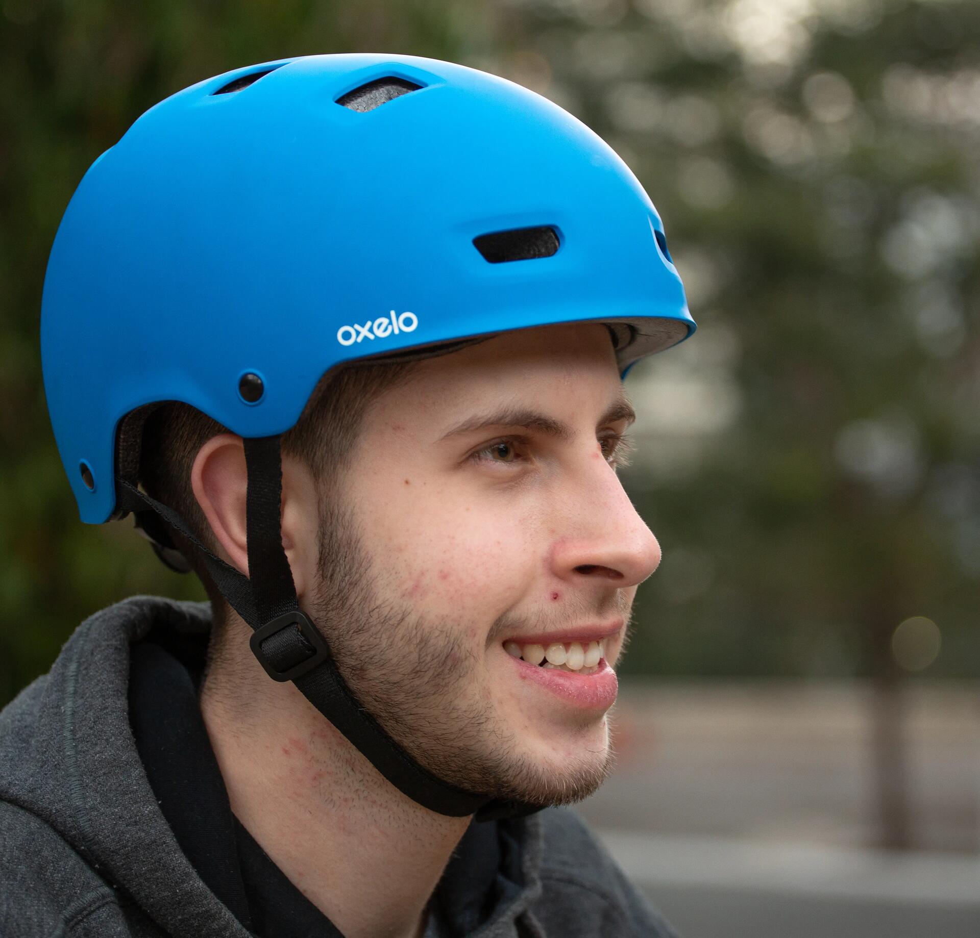 Mann mit Skatehelm