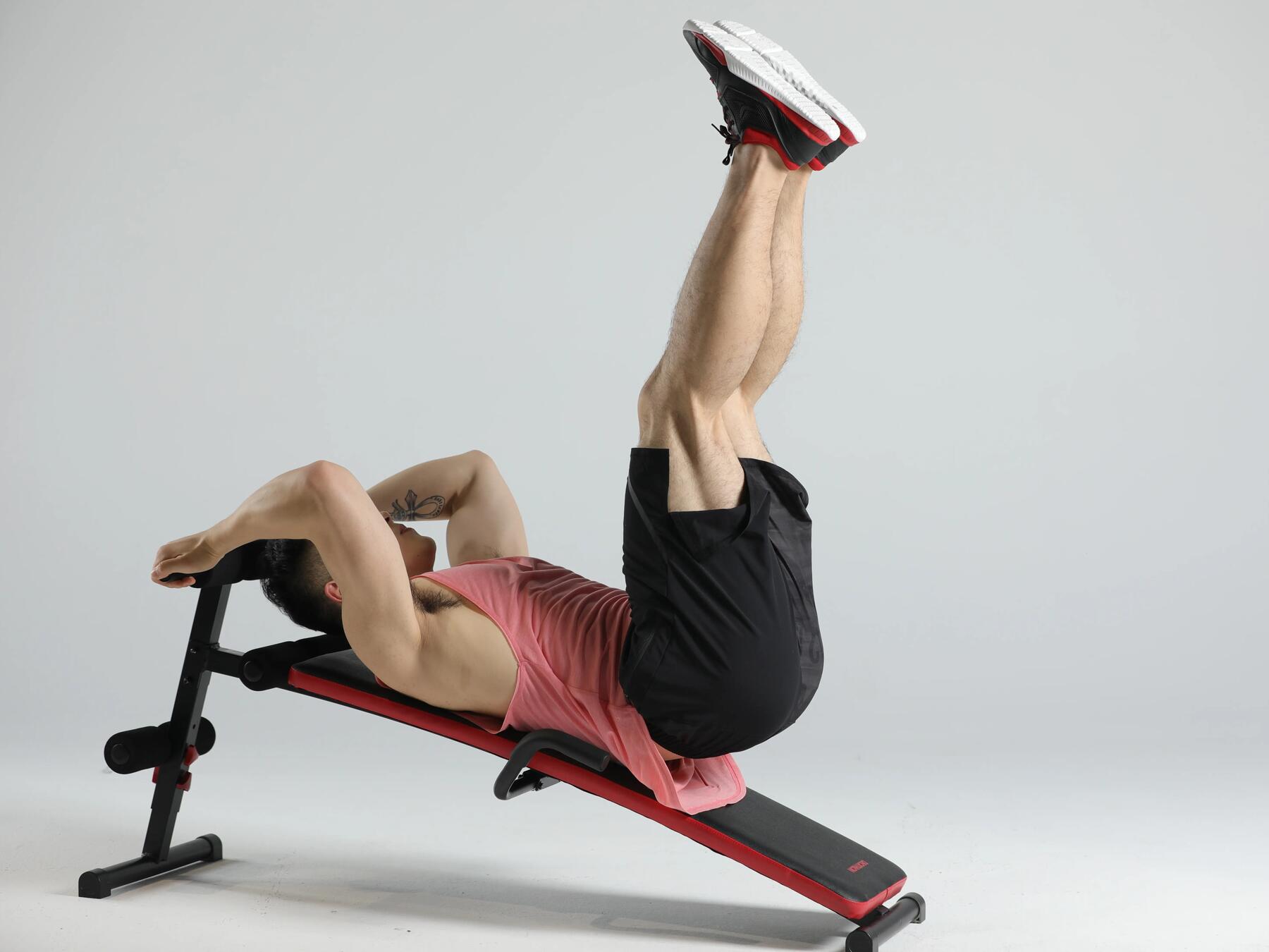 Hombre haciendo abdominales en banco