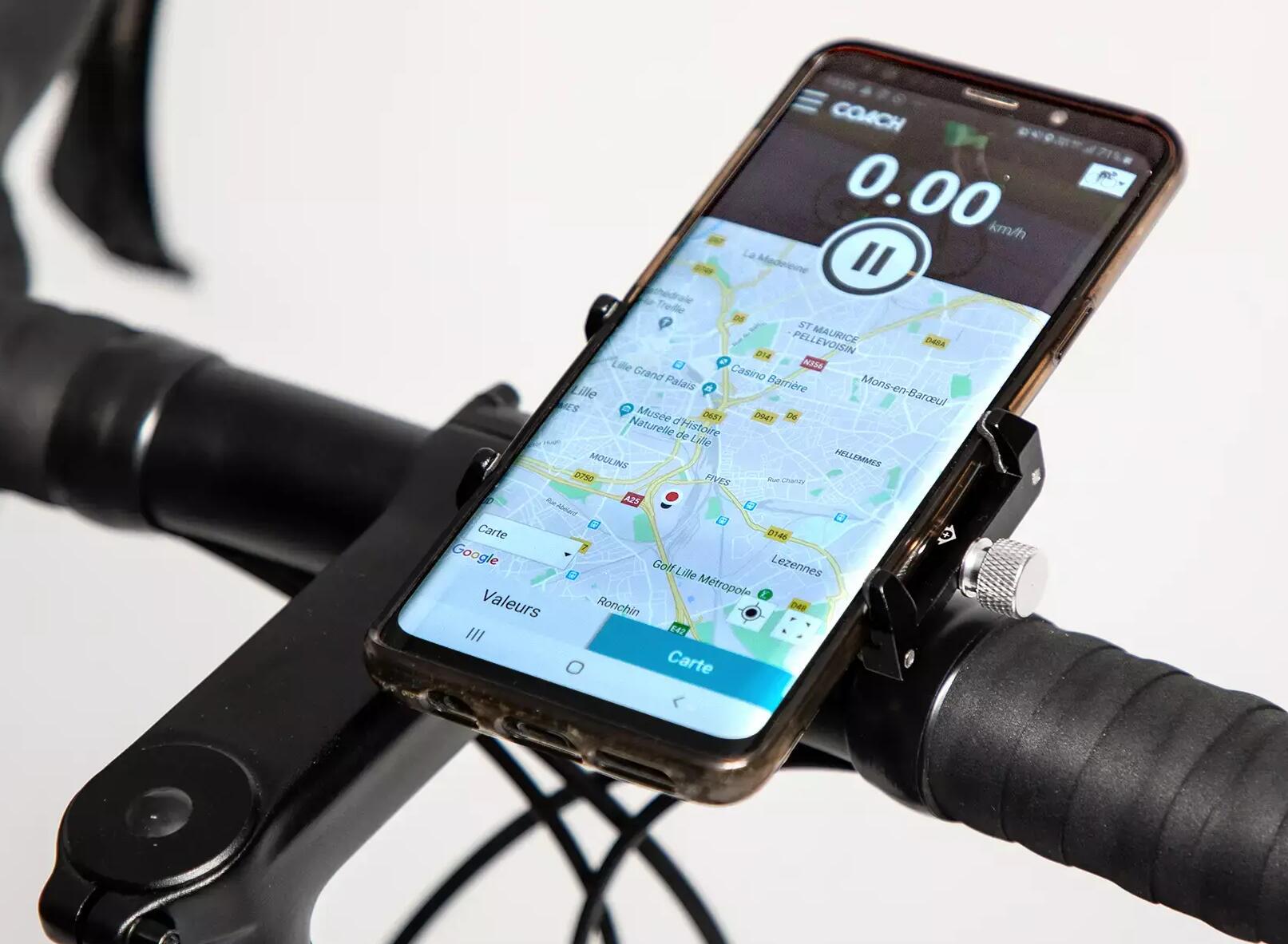 telemóvel fixado no guiador da bicicleta