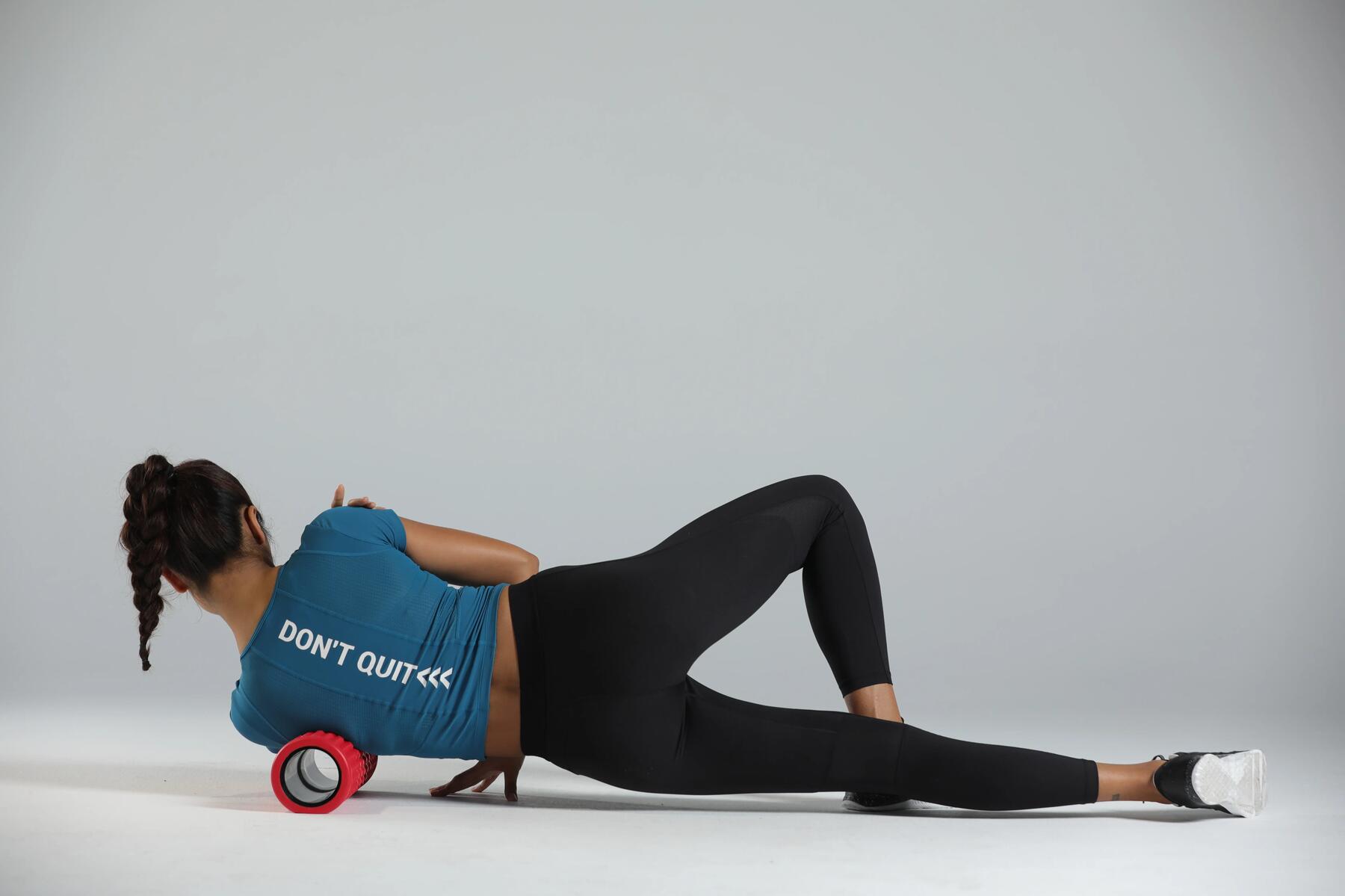 mujer liberando zona dorsal con foam roller