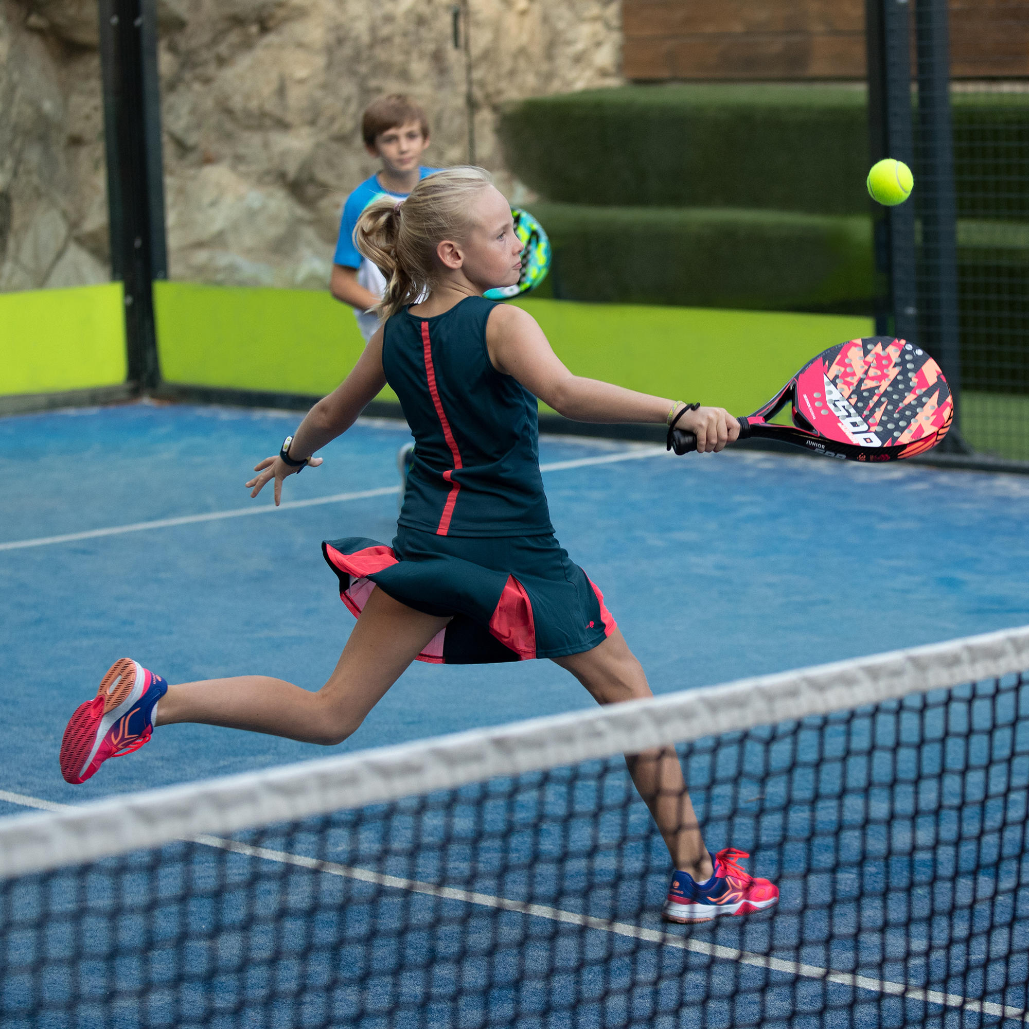 Barn som spelar padel