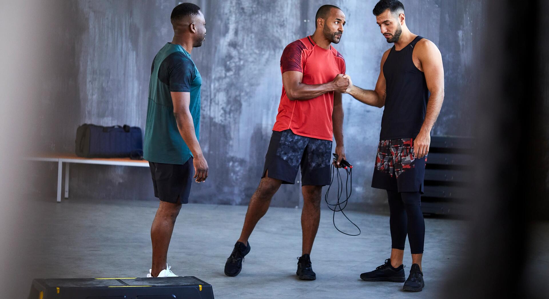 mężczyźni stojący w odzieży i butach fitness