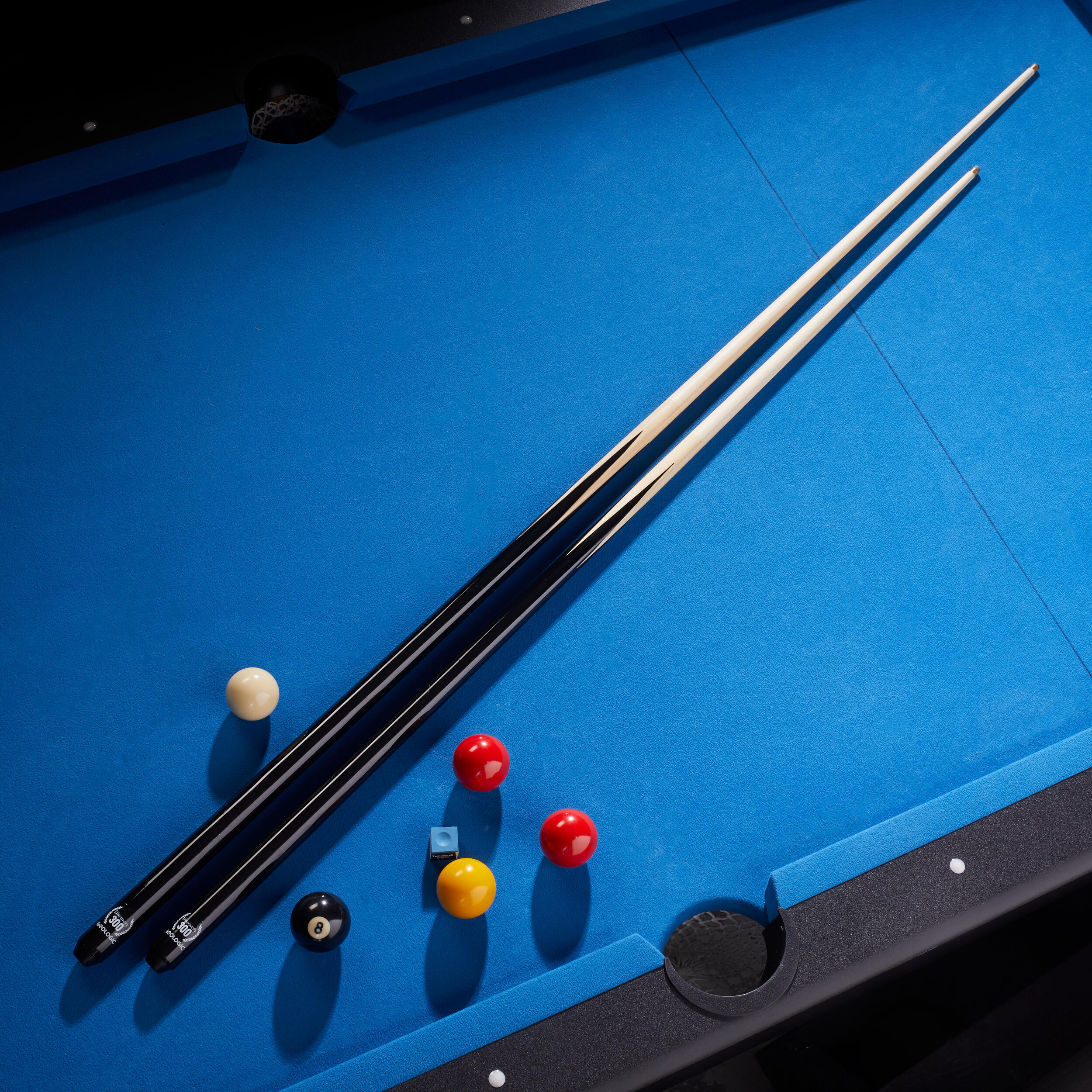 Bolas De Bilhar Americano Ou Jogo De Bilhar De Snooker Qualquer Um Dos  Vários Jogos Jogados Em Mesa Azul Foto de Stock - Imagem de colorido,  relaxamento: 188938030