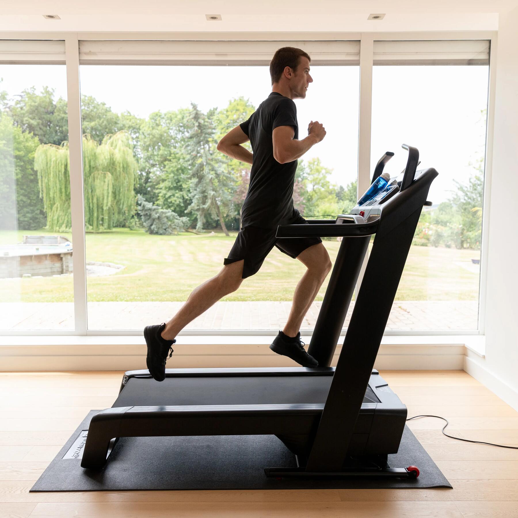 hombre corriendo en cinta