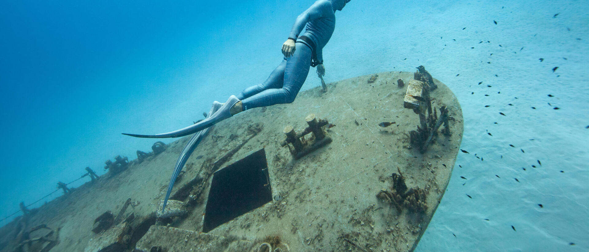 Mergulhador a explorar destroços no fundo do mar