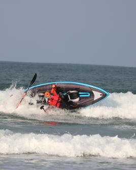 tomber-dans-les-vagues-en-kayak tomber-dans-les-vagues-en-kayak