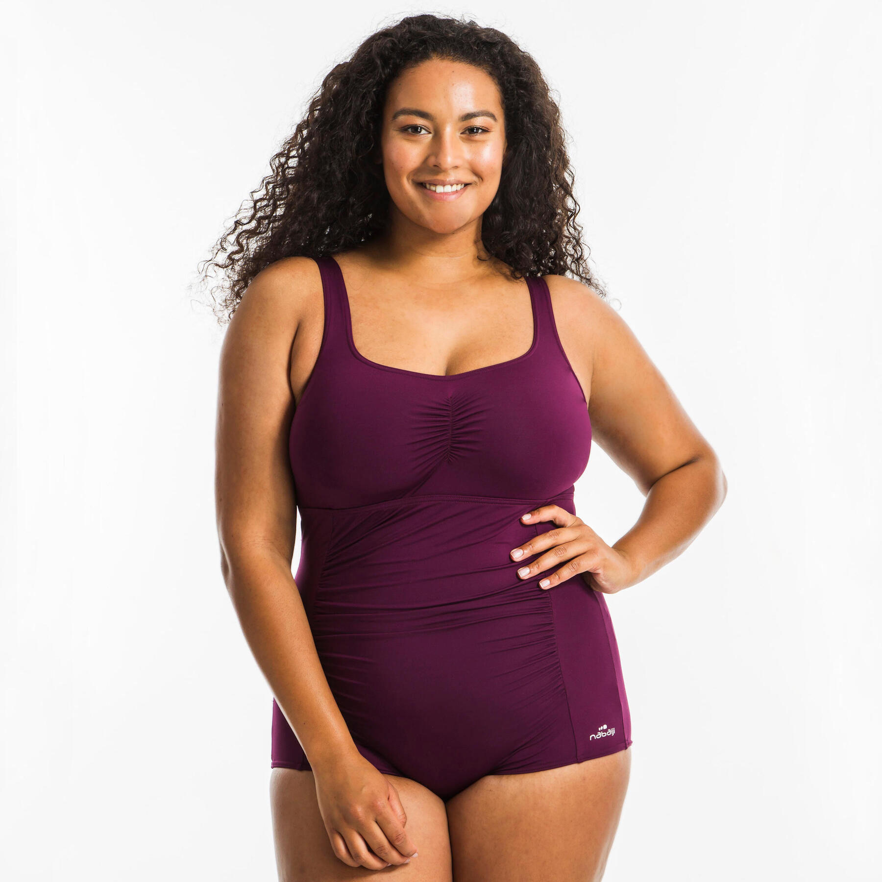 Een vrouw met een omgekeerde driehoek figuur in badkleding