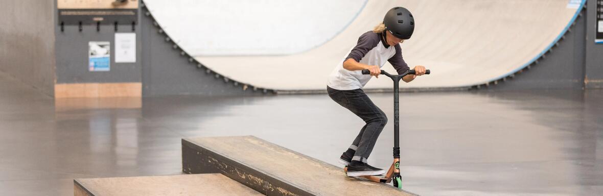 девушка исполняет Feeble Grind в скейт-парке