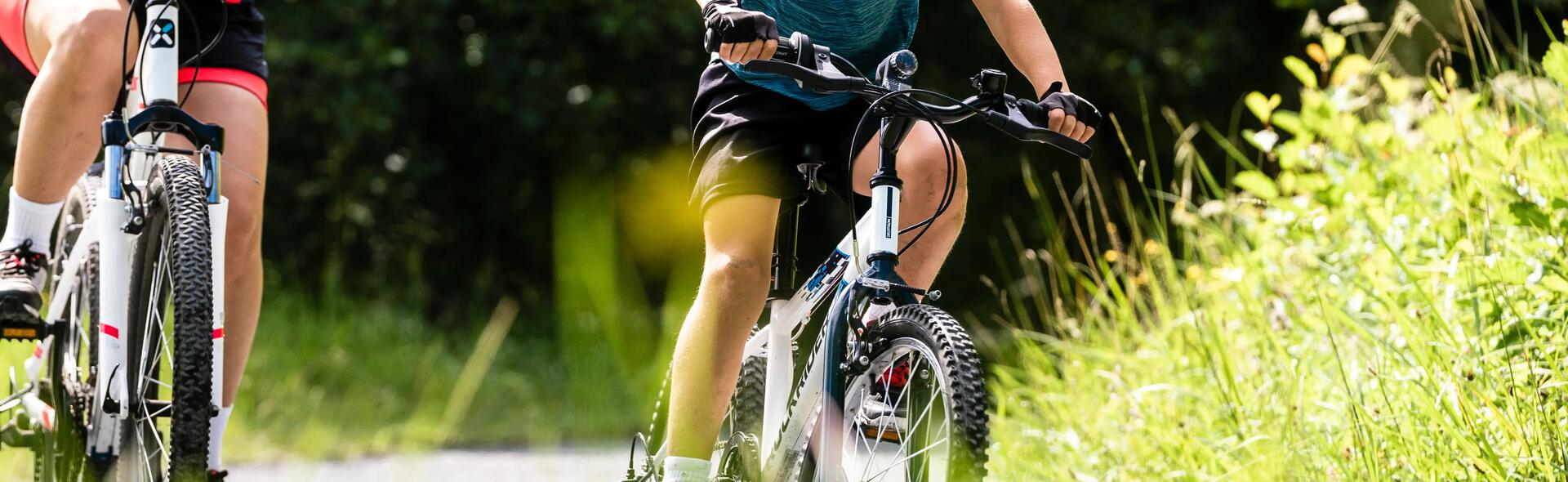 Mãe e filho a andar de bicicleta