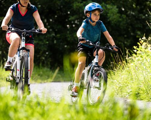 Mãe e filho a andar de bicicleta
