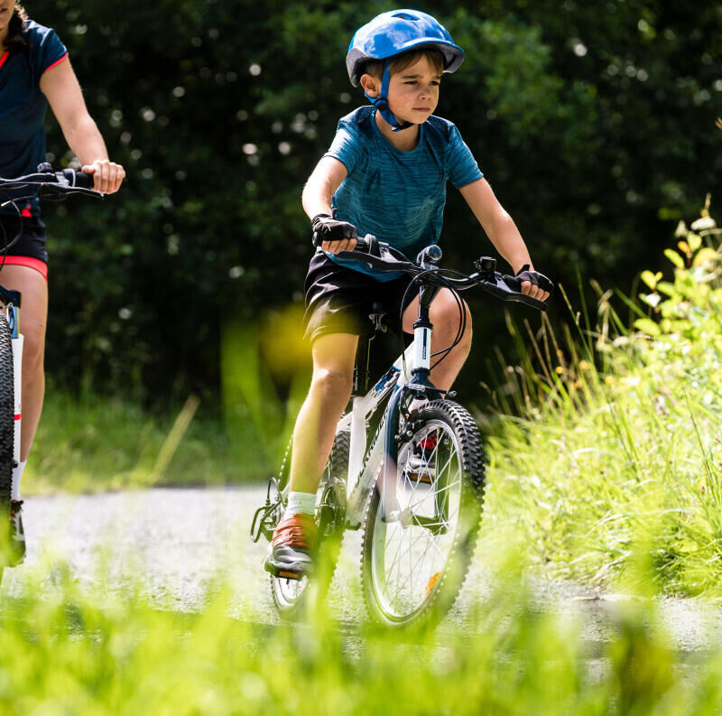 Mãe e filho a andar de bicicleta