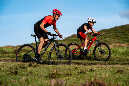 Viste a tu niño con nuestra selección de ropa de ciclismo para niños