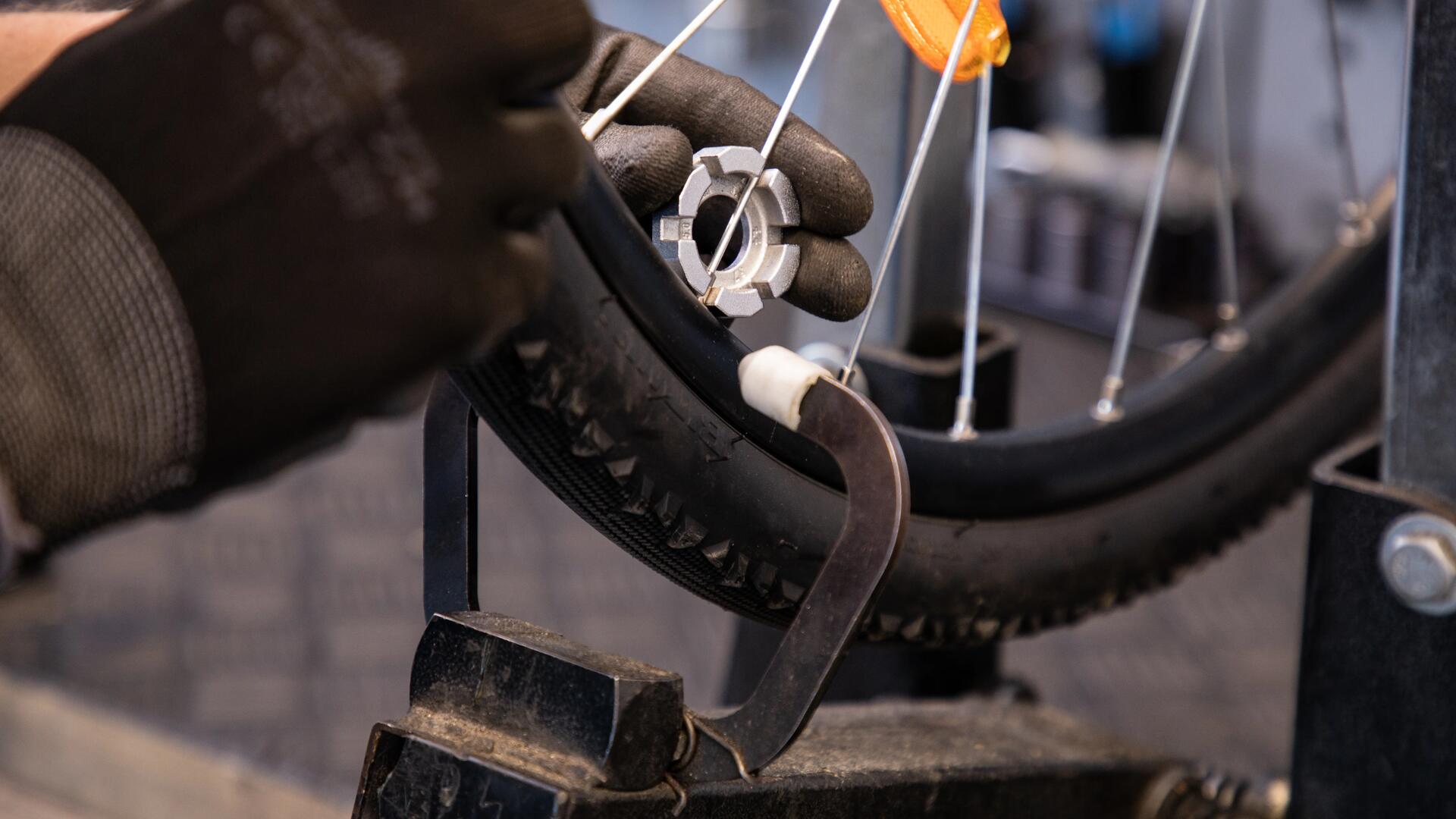 Comment dévoiler une roue de vélo (en la démontant et sans la démonter) ?