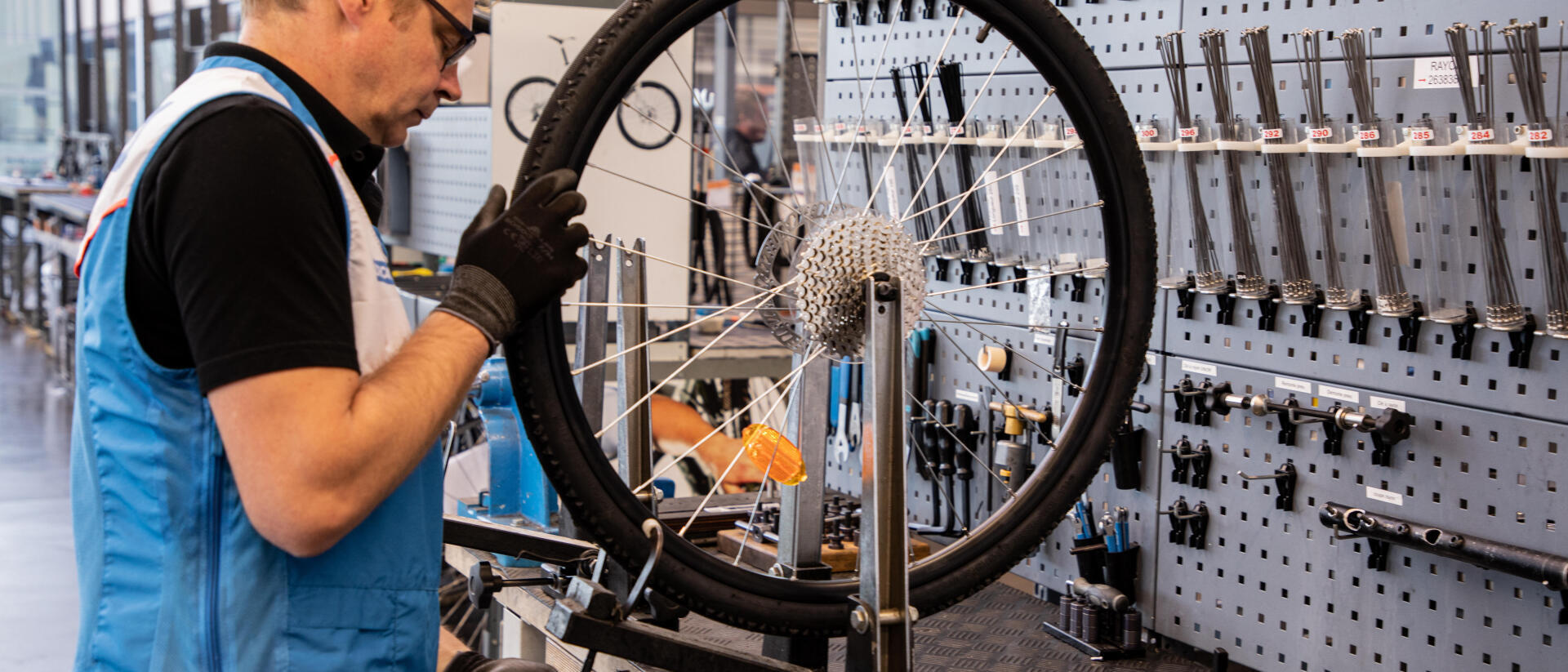Comment dévoiler une roue de vélo (en la démontant et sans la démonter) ?