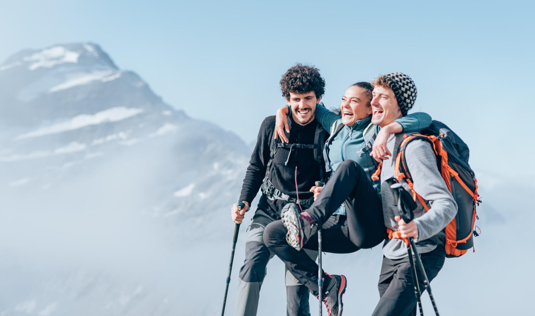 Desportistas caminham na montanha, utilizando produtos ecodesenhados.