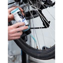 Antilekvloeistof voor fietsbanden injecteren