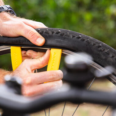 Comment réparer un pneu crevé – Pro Velo